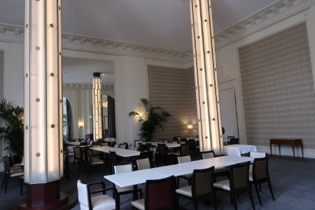 Dans la salle du fumoir, qui mène au bar, les colonnes lumineuses - éclairées par des LED, occupent magistralement l'espace.