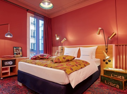 Une chambre témoin où la décoration s'inspire du bouillonnement culturel du Xe arrondissement parisien. Une chambre témoin où la décoration s'inspire du bouillonnement culturel du Xe arrondissement parisien.