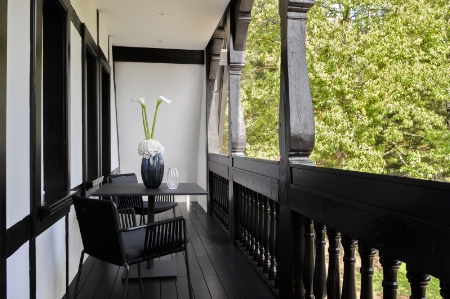 Le balcon de la suite Dragon donne sur la forêt.