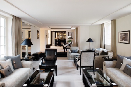 L'espace lounge avec le bar attenant.