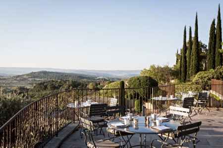 Le bistrot offre une vue exceptionnelle sur les vignes et le Mont-Ventoux.