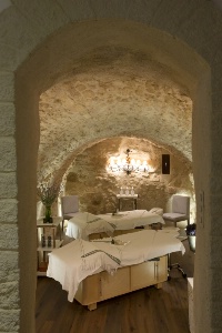 Le spa a été conçu dans les anciennes écuries du village.