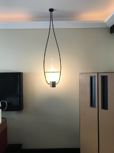 Le design des luminaires rappelle les lampes à huile.