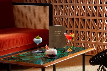 Terracotta, céramique, cannage, velours, jeux de matières au bar de la Villa Duflot.