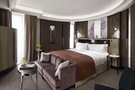 Mini-format pour ce chevet d'une chambre du Sofitel de Francfort, pratique sans perte d'espace.