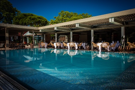 La salle à manger donne sur la piscine.