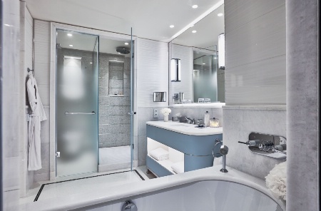 Les salles de bains ont été habillées de marbre blanc.