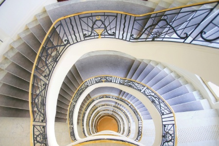 L'escalier monumental dans le style art déco a été conservé.