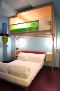 Mélange de couleurs au Hi Matic, à Paris (XIe), décoré par matali crasset.