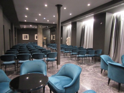 La salle de séminaires s'appelle le Salon des empereurs, en raison de la présence de statues romaines.
