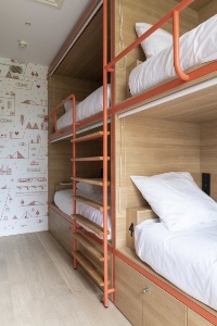 Les lits, façon niches, ont été conçus sur mesure pour un confort maximal.