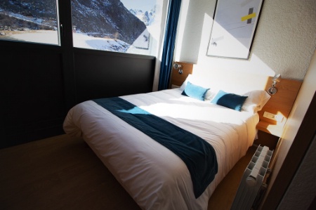 L'une des chambres doubles avec salle de bain, et vue sur les pistes. L'une des chambres doubles avec salle de bain, et vue sur les pistes.