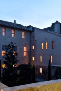 L'hôtel de l'Arlatan, à la façade séculaire, sert d'écrin à une rénovation atypique signée Jorge Pardo
