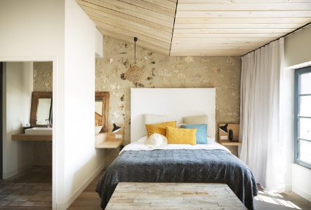 Bois et minéralité pour une ambiance naturelle et apaisante dans les chambres.