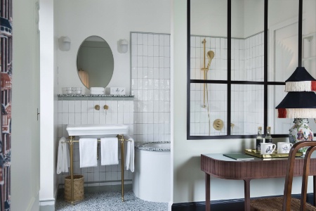 Dans les salles de bain, on retrouve des matériaux précieux tels que la faïence et le terrazzo, des miroirs chinés pour conserver un esprit ancien et raffiné.