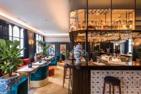 Le bar à rhum, 'Le 1802', propose une carte inédite avec une sélection de rhums millésimés, arrangés, spécifiques pour les initiés et les amateurs.