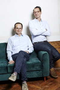 Frédéric Biousse (à gauche) et Guillaume Foucher ont commencé dans l'hôtellerie en cherchant une maison de vacances. Frédéric Biousse (à gauche) et Guillaume Foucher ont commencé dans l'hôtellerie en cherchant une maison de vacances.