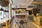 Chez Ibis, "ce n'est plus le client qui se rend au desk, mais le personnel qui accueille les clients"
