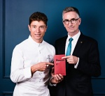 Claude Lacroix, chef de réception à l'Auberge du Père Bise, reçoit la médaille d'honneur du travail