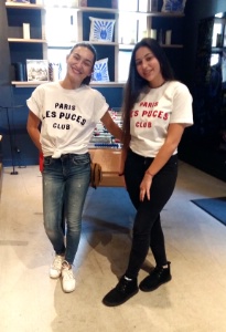 Ema, chef de rang (à gauche), et Noa, réceptionniste, au MOB de Saint-Ouen.