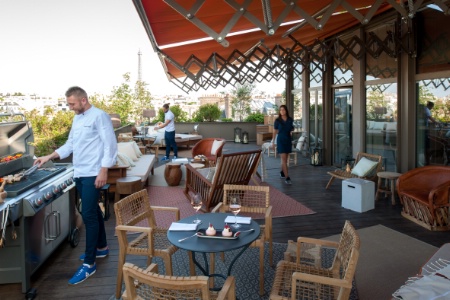 L'ensemble du personnel de l'hôtel Brach, à Paris, est habillé par Le Coq Sportif.