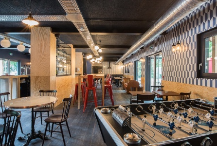 Des espaces intérieurs conviviaux à l'hôtel Eklo de Lille.