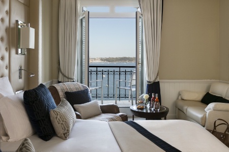 Face à la mer, les chambres et suites invitent à la détente et l'apaisement.
