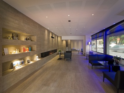 À l'hôtel Les Elmes, le hall d'etrée se transforme en salon.