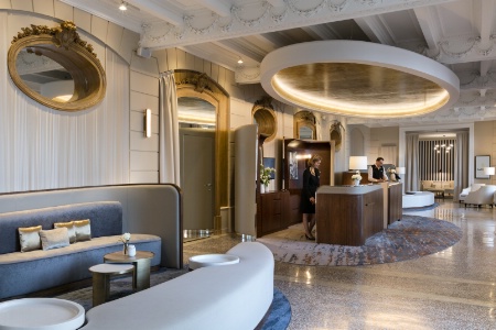 Moulures, cimaises et boiseries sublimées : le lobby a été réinventé.