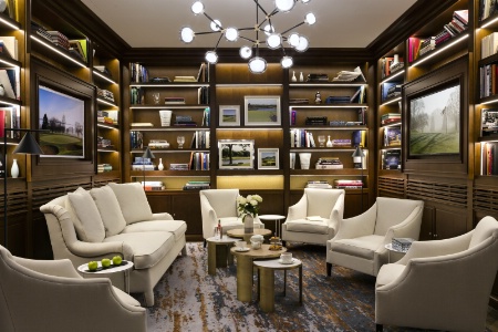 Le salon aux teintes boisées, crème et boisées.