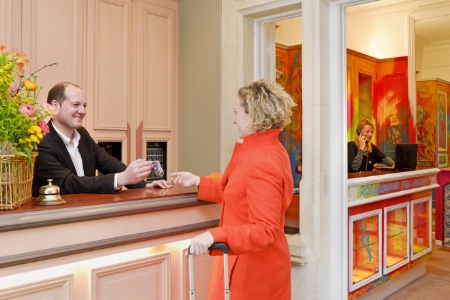 La seconde réception de l'hôtel, en arrière plan, est le fruit d'une oeuvre commune réalisée par le personnel et les artistes.