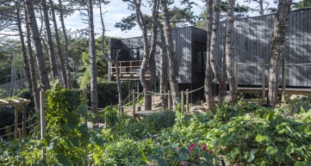 Située dans le lieu ou le chef passait ses vacances, enfant, cette cabane écologique sera ouverte seulement pendant huit week-ends, de juin à septembre. Située dans le lieu ou le chef passait ses vacances, enfant, cette cabane écologique sera ouverte seulement pendant huit week-ends, de juin à septembre.