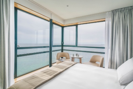 Tournées vers la mer, les 34 chambres et suites offrent la sensation de voguer sur l'eau. Tournées vers la mer, les 34 chambres et suites offrent la sensation de voguer sur l'eau.