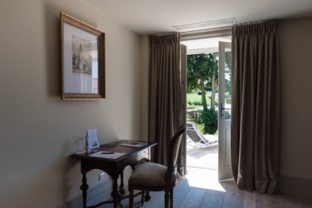 Une des 10 chambres de la nouvelle grange, avec accès à une terrasse face au parc de 27 hectares du domaine.