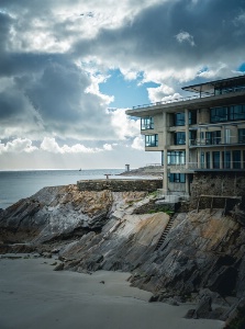 Un hôtel à la situation exceptionnelle qui offre une vue à 360 degrés sur la mer d'Iroise. Un hôtel à la situation exceptionnelle qui offre une vue à 360 degrés sur la mer d'Iroise.