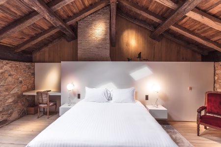 Une chambre dans la maison principale, bâtie sur le modèle charentais typique.