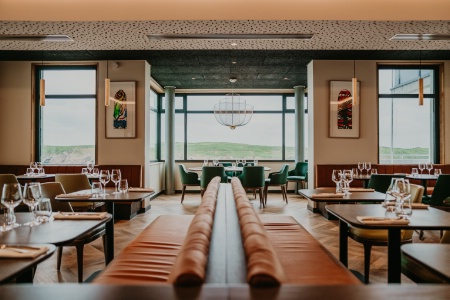 Dans le restaurant de l'hôtel, le chef Philippe David propose une carte spécialisée en produits de la mer. Dans le restaurant de l'hôtel, le chef Philippe David propose une carte spécialisée en produits de la mer.