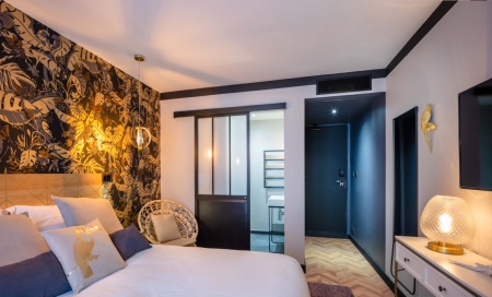 Chambre exotique chic où harmonie des tonalités et douceur des éclairages font bon ménage.