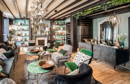 Ici, pas de lobby ni de borne pour recevoir : le salon sert de réception.