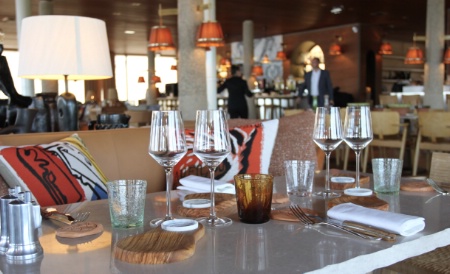 Au dîner, les arts de la table mettent en avant les artisans locaux : verres de La Verrerie de Biot, assiettes à pain en bois d'olivier de Guillaume Dubosq, céramique de Ravel.