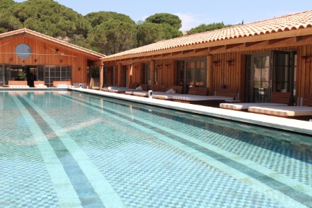 Le 'village bien-être', un espace bien-être de 2 000 m² avec spa, salles de sport, salle de cours collectifs, piscine chauffée et restaurant healthy.