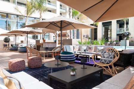 Le lounge extérieur a été pensé telle une oasis urbaine.
