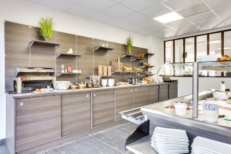 Buffet dressé à l'hôtel inspiration by balladins à Caen (Calvados).