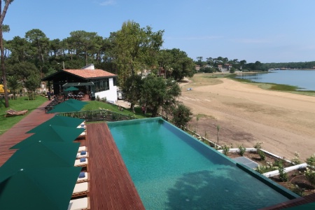 Le restaurant, en arrière plan, et la piscine, qui a été refaite.