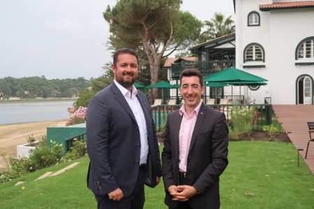 Laurent Branover (à gauche), directeur général de la collection des Domaines de Fontenille, et Arnaud Sehebiade, le nouveau directeur de l'hôtel.