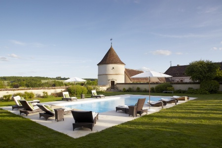 L'hôtel La Borde est situé sur un parc de 7 hectares, à Leugny (Bourgogne). L'hôtel La Borde est situé sur un parc de 7 hectares, à Leugny (Bourgogne).