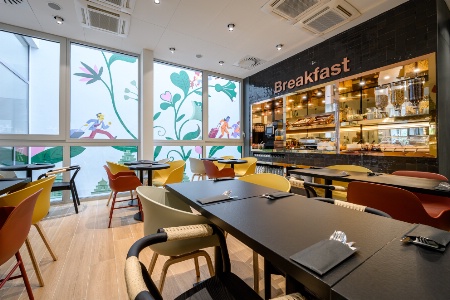 Salle de petits déjeuners du B&B Hotels de Bruxelles-Midi.