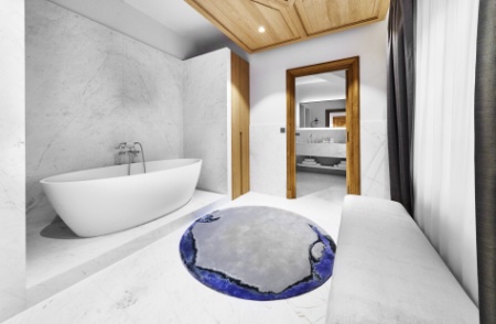 Les salles de bain en marbre blanc sont baignées de lumière naturelle . Les salles de bain en marbre blanc sont baignées de lumière naturelle .