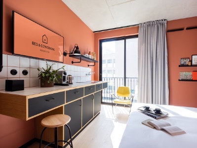 La kitchenette vue par le concept hôtelier Bed & Coworking by Deskopolitan, à Paris (XIe).