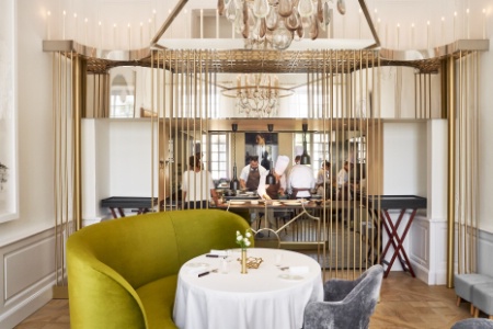 Le laiton dans les salles du restaurant fait la transition entre le contemporain et la tradition. Le laiton dans les salles du restaurant fait la transition entre le contemporain et la tradition.